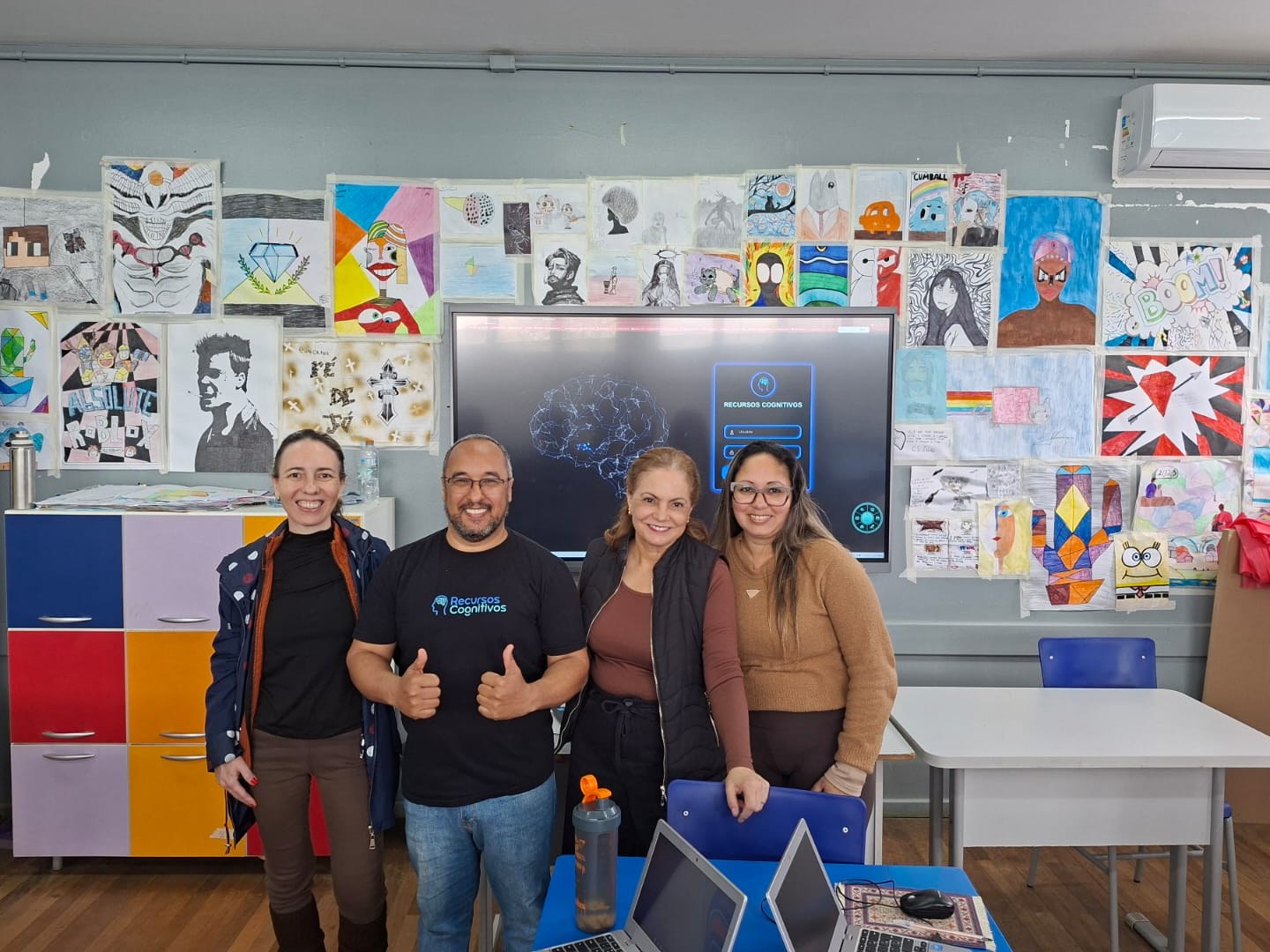 Arilio Silva Junior, professor de AEE e criador do Recursos Cognitivos, em visita a uma escola parceira